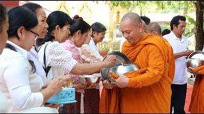 “ตักบาตรแบบวิถีพุทธ” และ “ตักบาตรเดือนเกิด” (๔ ก.พ. ๒๕๖๒) “Offer Food in the Buddhist Way” and “Give Alms in the Birth Month” (Feb 4, 2019)