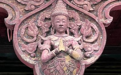 ลายไม้หน้าบันพระวิหารหลวง วัดพระมหาธาตุ วรมหาวิหาร จังหวัดนครศรีธรรมราช (๑๔ มี.ค. ๒๕๖๕) Wooden Sculpture on the Gable of Phra Viharn Luang, Wat Phra Mahadhat Woramahawihara, Nakorn Sri Dhammaraj Province (Mar 14, 2022)